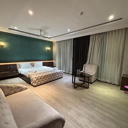 Hotel Elegant Inn Surat Zewnętrze zdjęcie