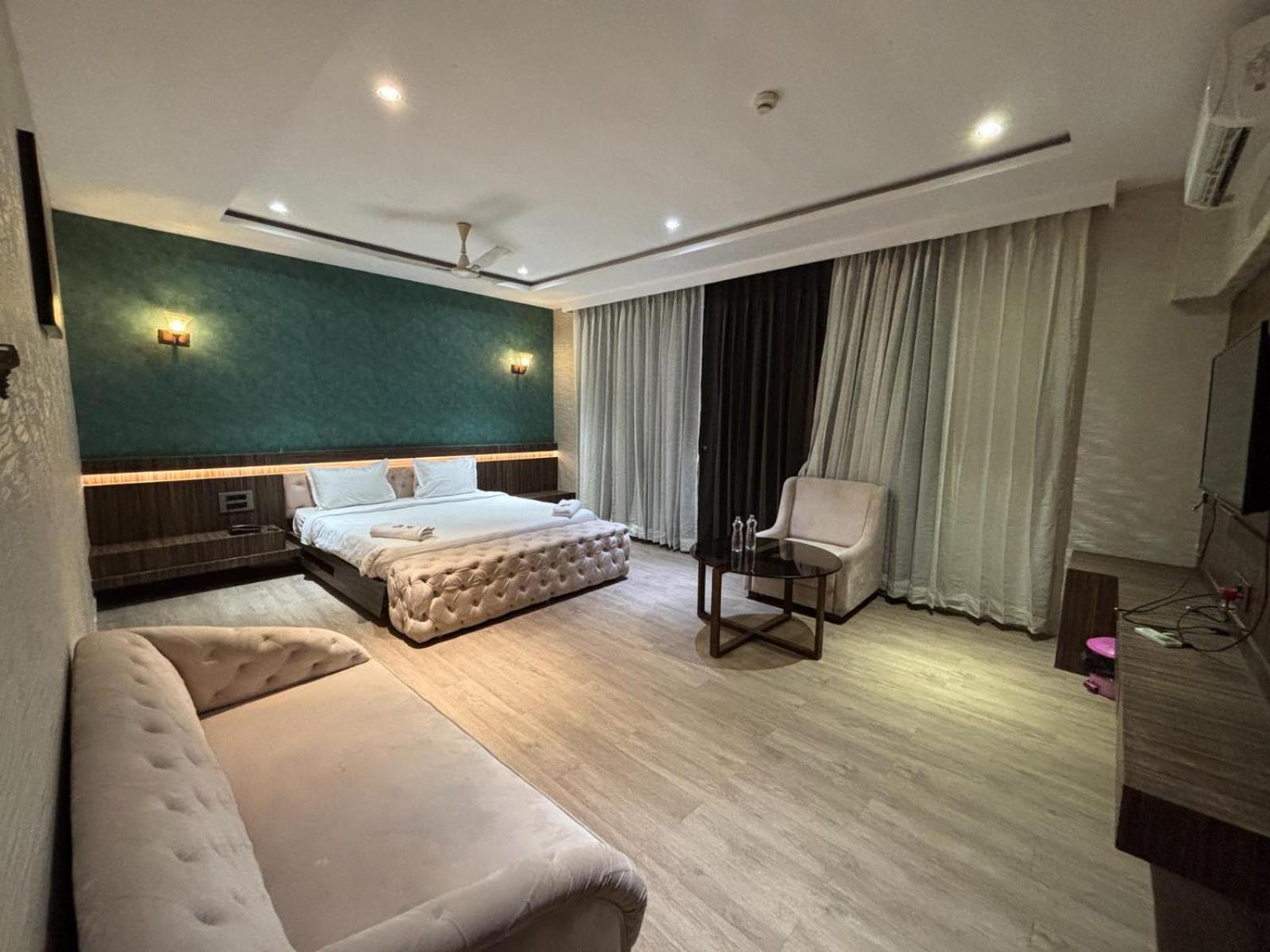 Hotel Elegant Inn Surat Zewnętrze zdjęcie