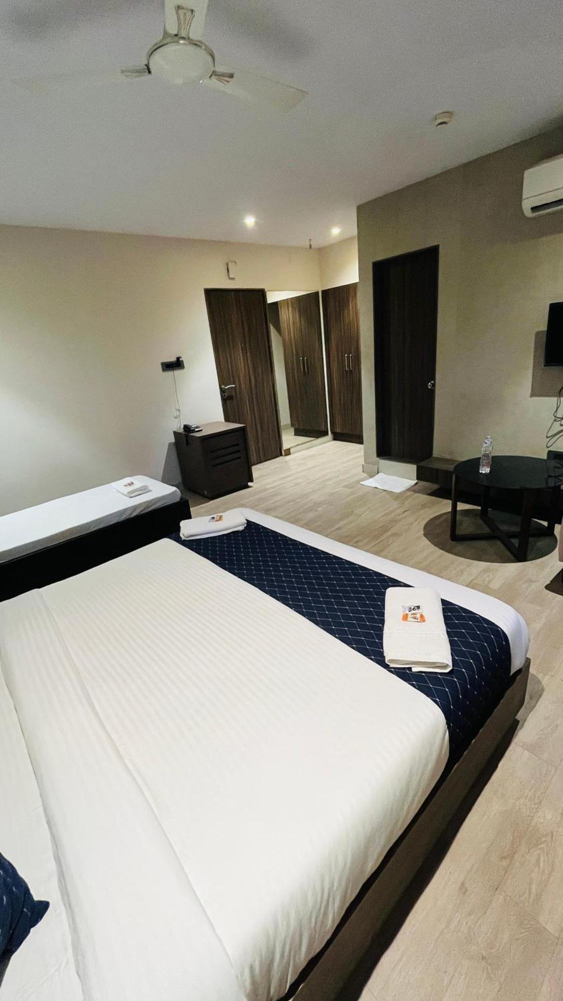 Hotel Elegant Inn Surat Zewnętrze zdjęcie