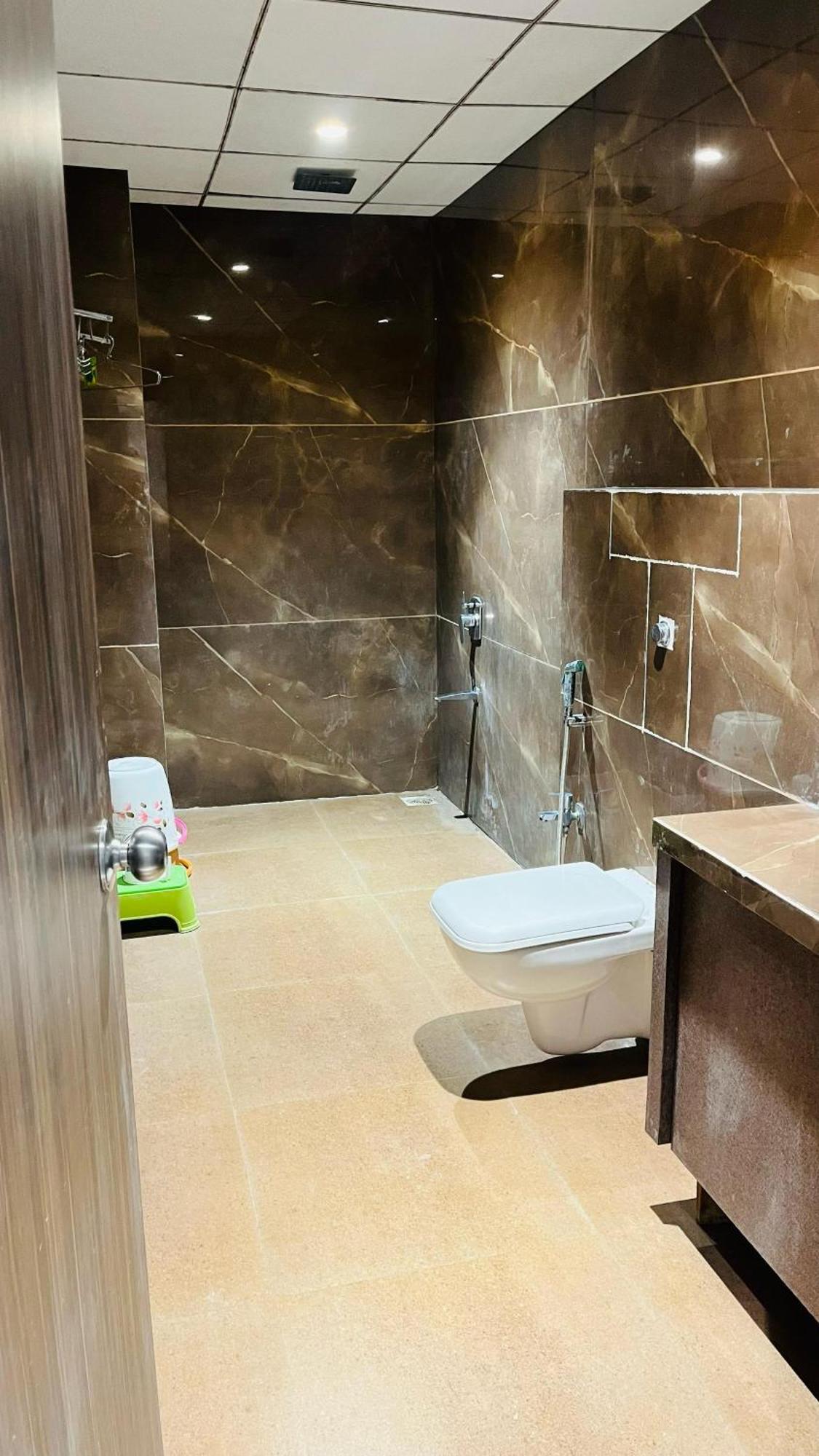 Hotel Elegant Inn Surat Zewnętrze zdjęcie