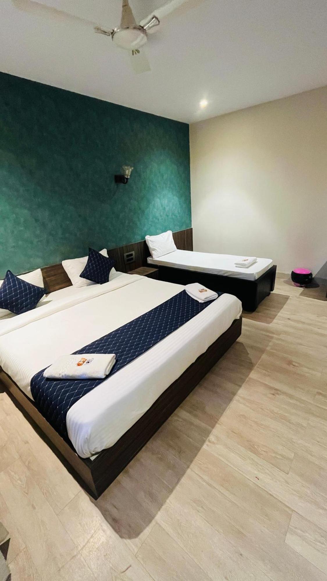Hotel Elegant Inn Surat Zewnętrze zdjęcie