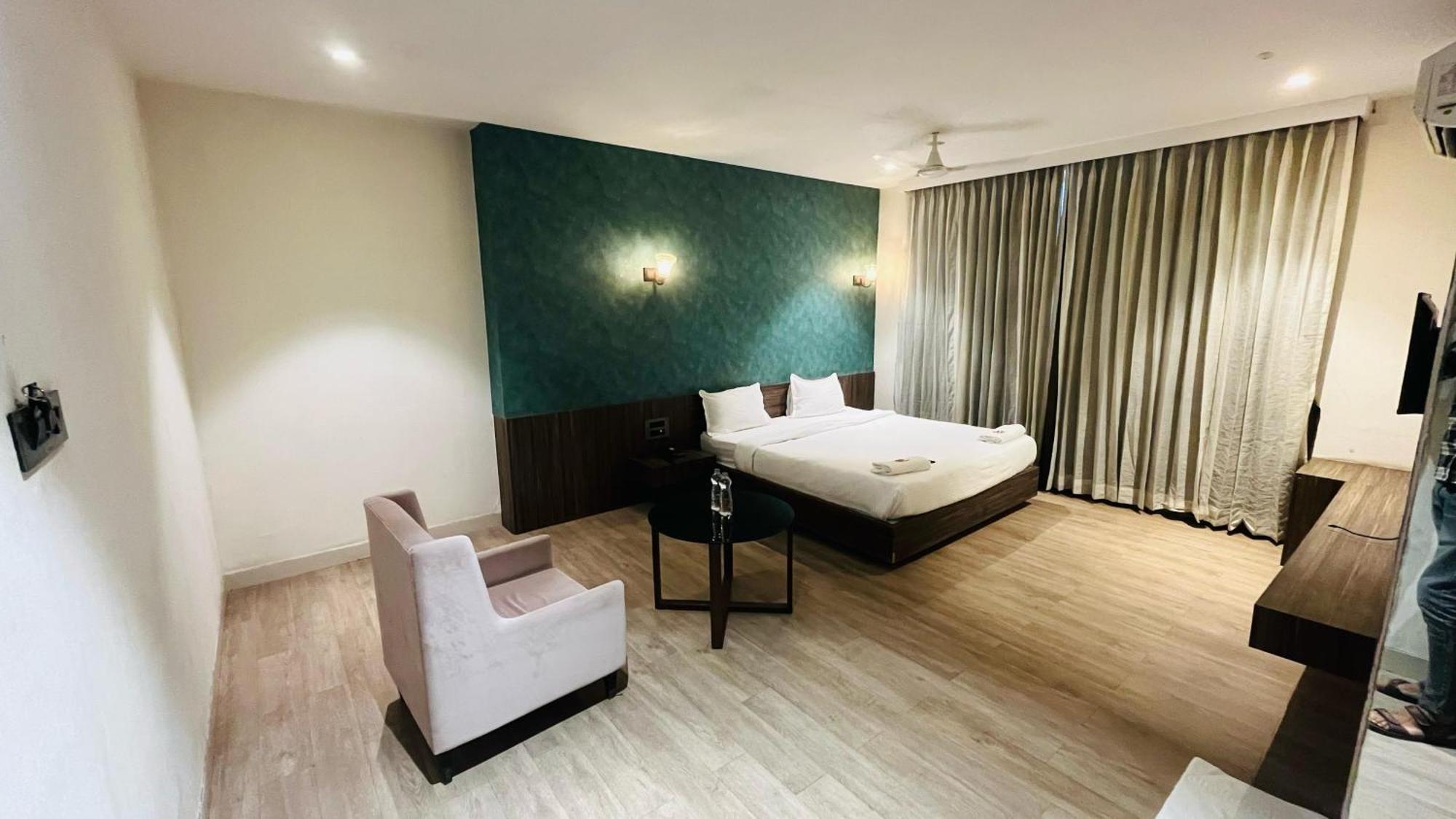 Hotel Elegant Inn Surat Zewnętrze zdjęcie