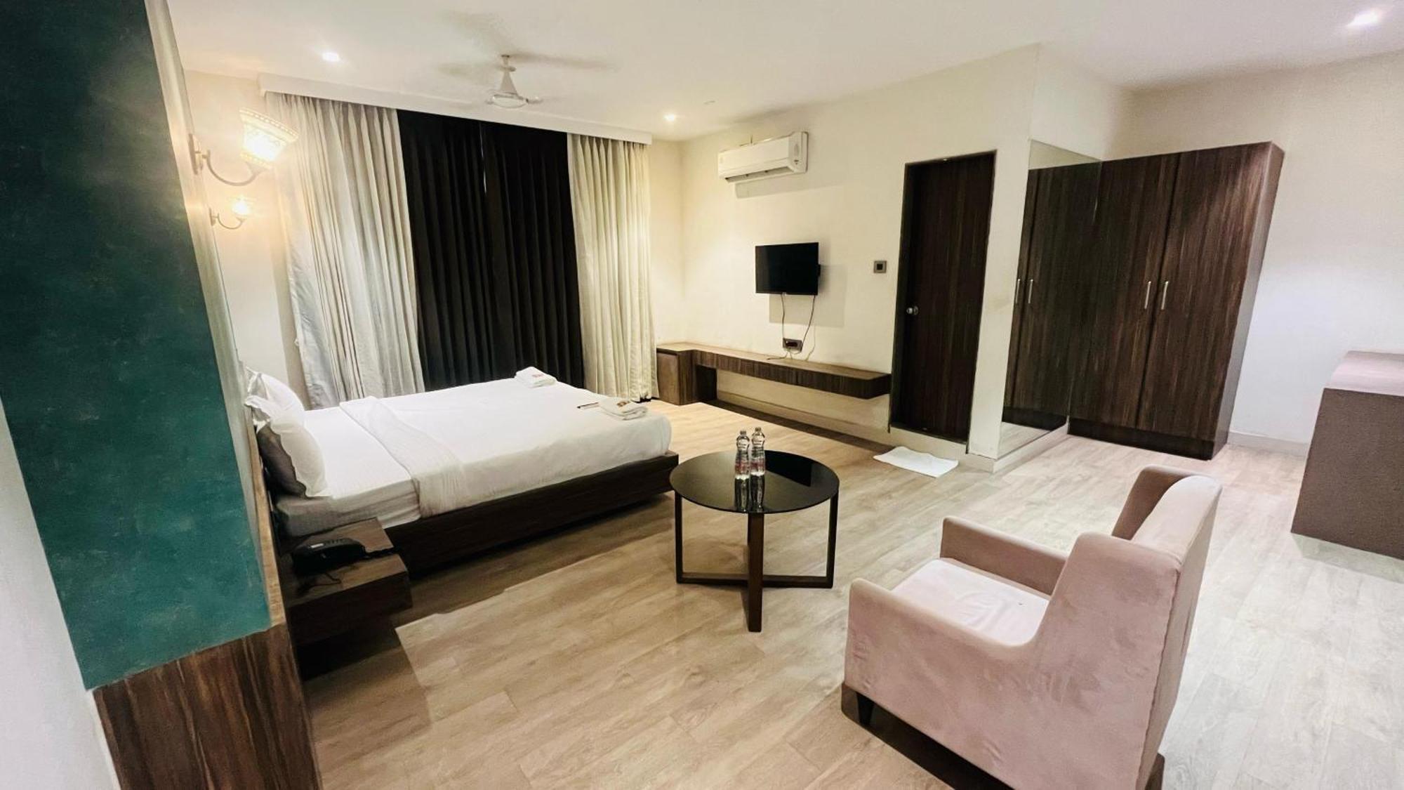 Hotel Elegant Inn Surat Zewnętrze zdjęcie