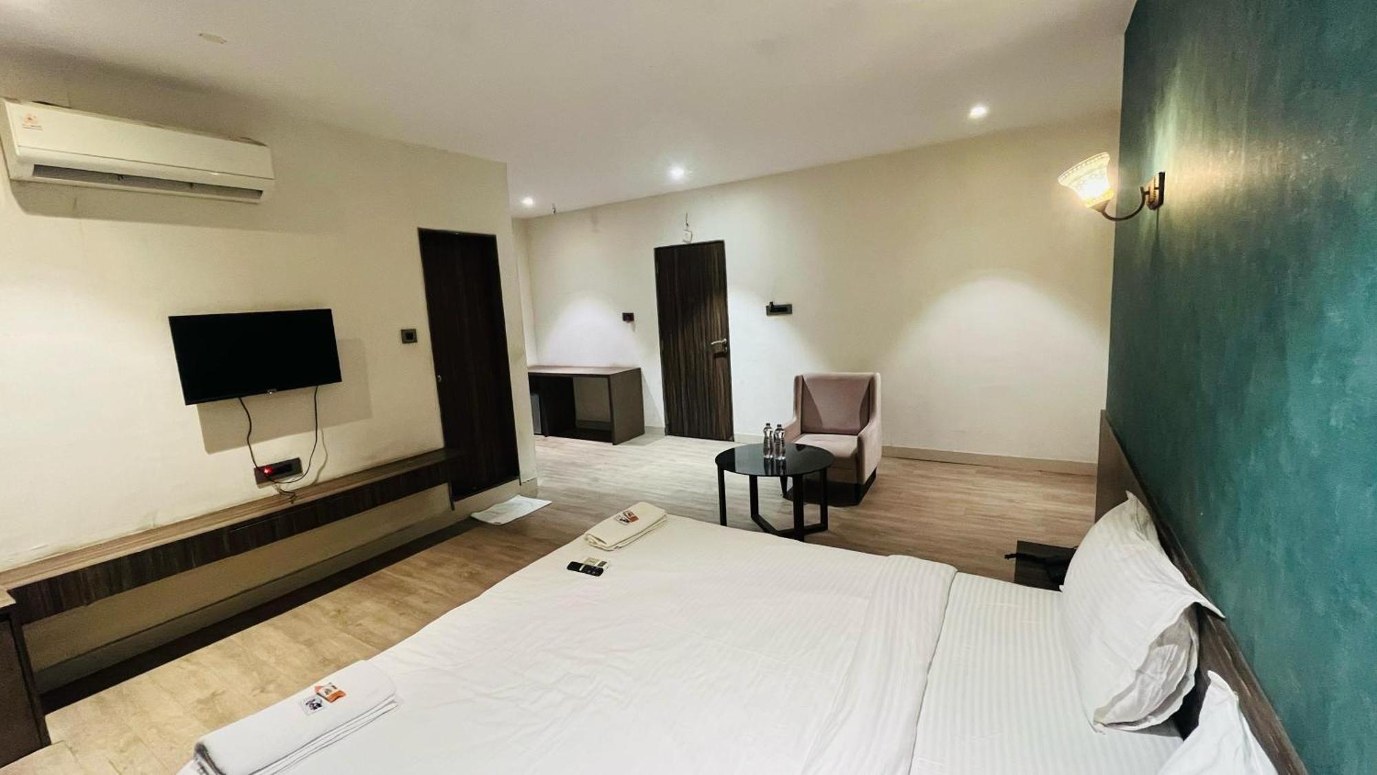 Hotel Elegant Inn Surat Zewnętrze zdjęcie